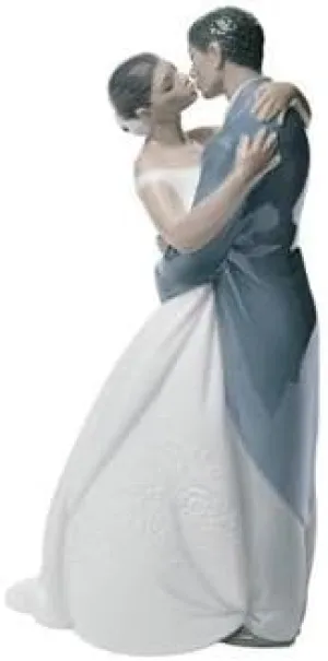Lladro Nao Collectible Porcelain Figurine: A KISS Forever - 9" Tall - Married Couple/Wedding Ceremony.from The Treasured Memories 'Ethnic Heritage' Collection.
